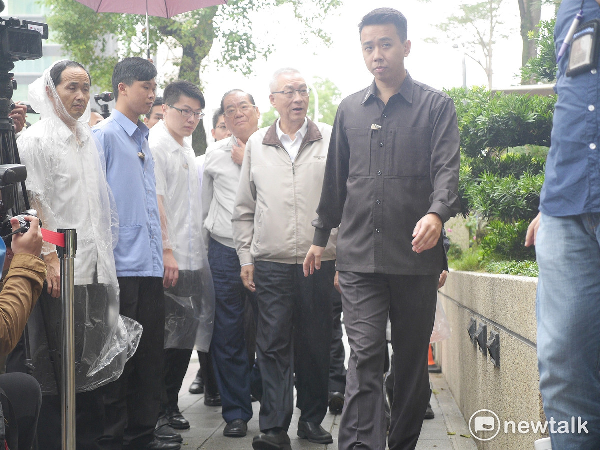九點半一到，吳敦義準時現身，場面一片振奮。 圖：趙婉淳/攝