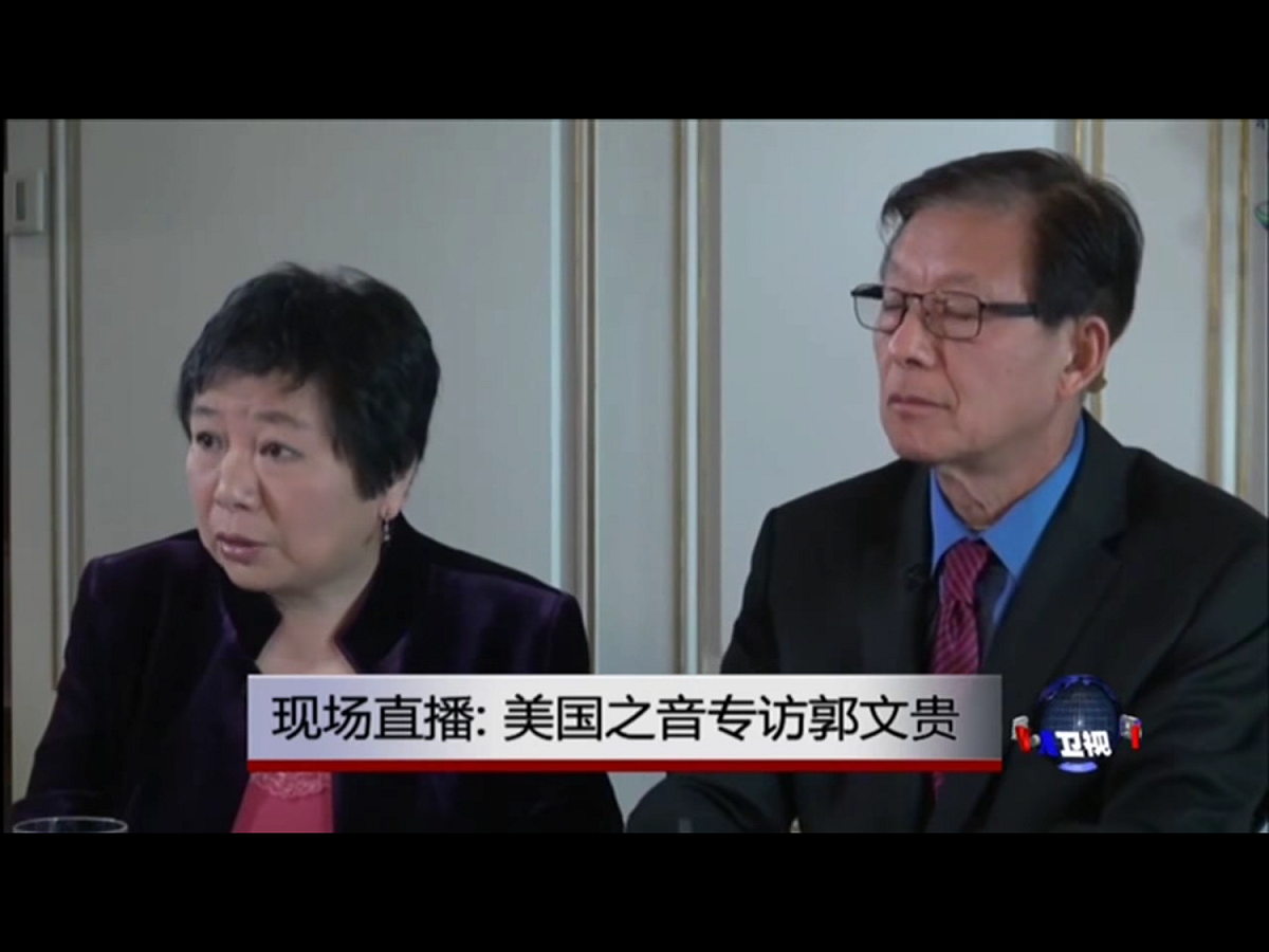 今年4月19日，郭文貴接受美國之音主持人龔小夏和東方的專訪，並在網上直播。按照事先計畫，直播持續三小時，內容涉及對中國高層腐敗的指控，但節目進行到一半時突然中斷。 圖：翻攝自Youtube