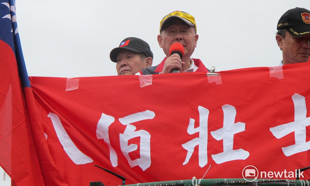 中華民國退伍軍人協會副理事長吳其樑14日在八百壯士遊行活動痛斥林萬億背信毀約。 圖：林朝億/攝