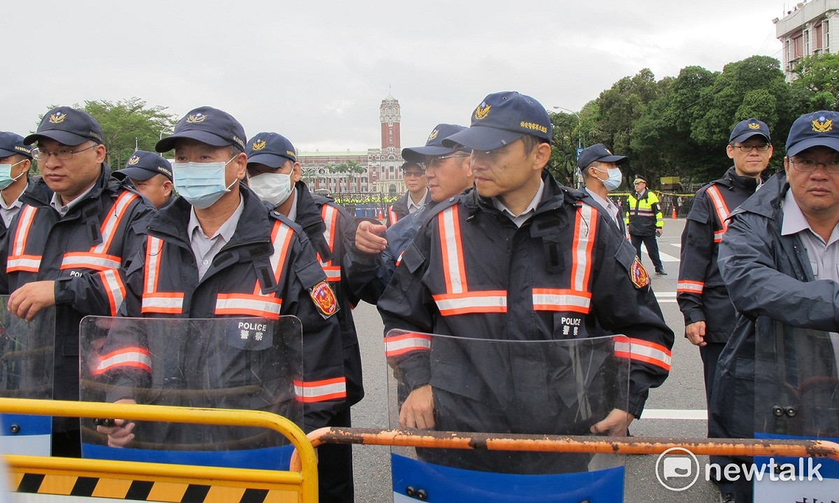 對於退伍軍人抗議，中正一分局在凱達格蘭大道佈下兩道防線。 圖：林朝億/攝