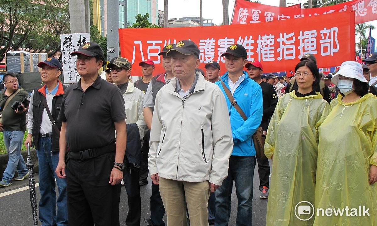 八百壯士14日遊行前，高階退休將領站在隊伍前。 圖：林朝億/攝