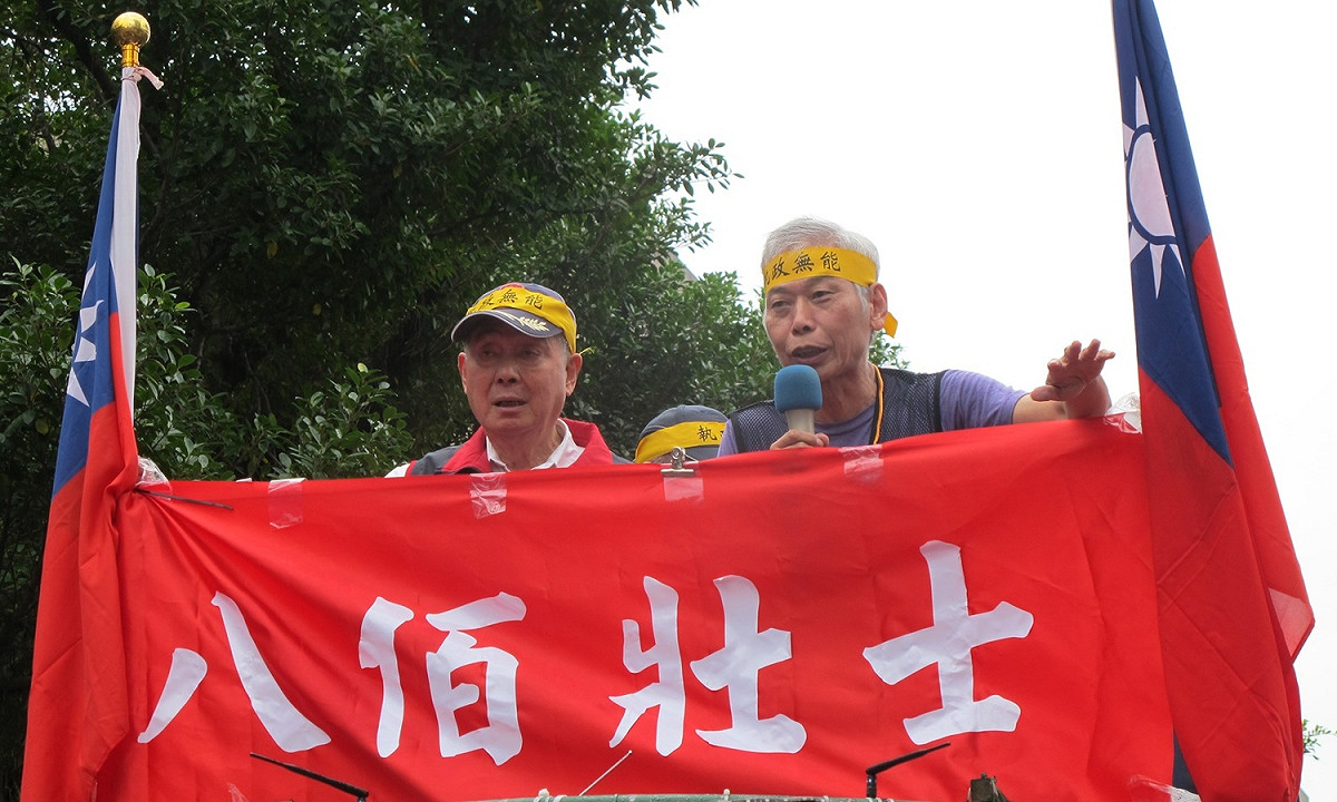 退伍軍人協會副理事長吳其樑（左）與王忠義14日在遊行隊伍出發前向群眾講話。 圖：林朝億/攝