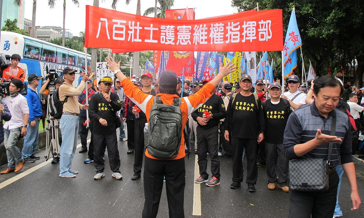 退伍老兵「八百壯士」14日遊行前在立法院前整理隊伍。 圖：林朝億/攝