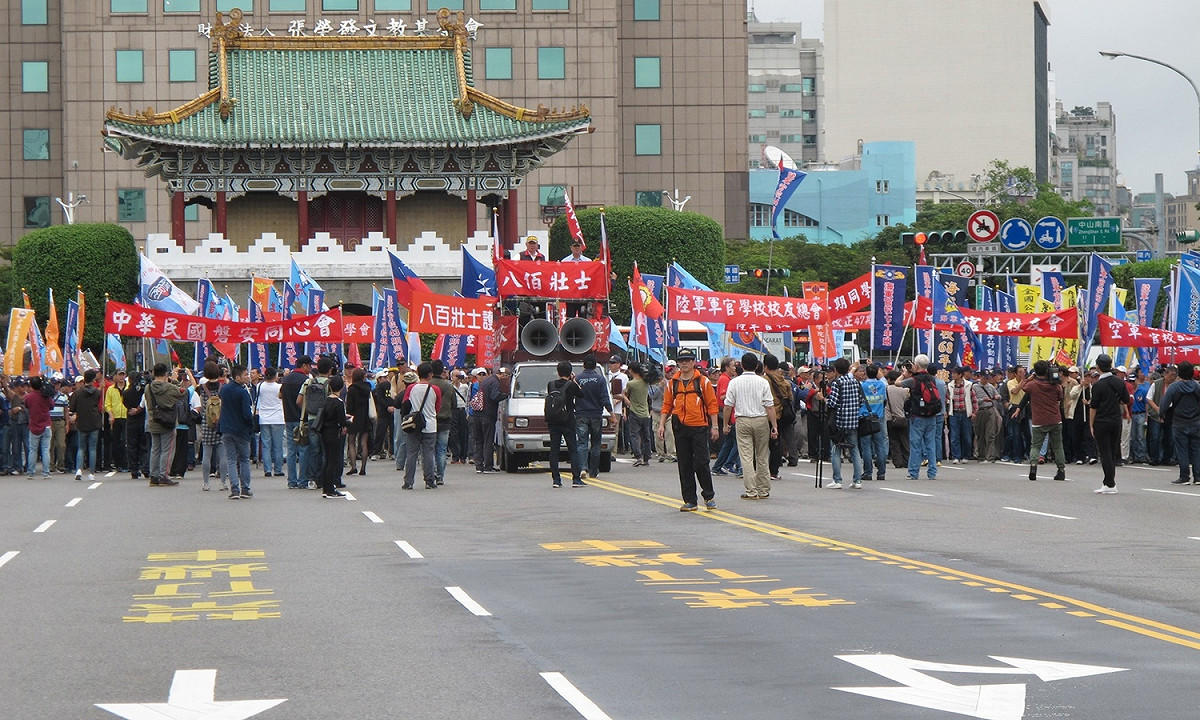 3、4千名退伍老兵14日前往總統府前遊行抗議年金改革。 圖：林朝億/攝