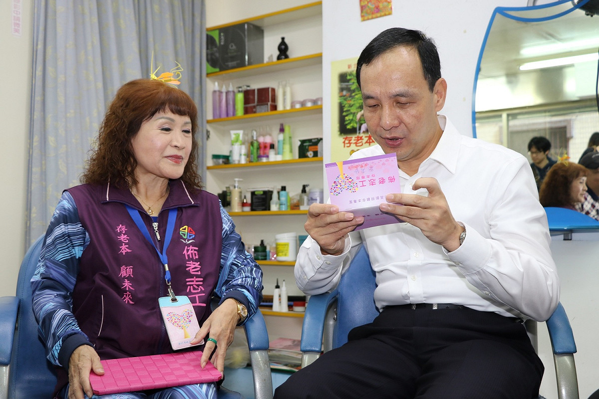 朱立倫本月10日到永和區探視65歲的佈老志工劉菊梅，對她服務時數累計達2759小時，是目前時數最多者，猛誇：「你是最有錢的， 2759小時的時間銀行存摺，比台銀還值錢！」 圖：翻攝新北市政府網站