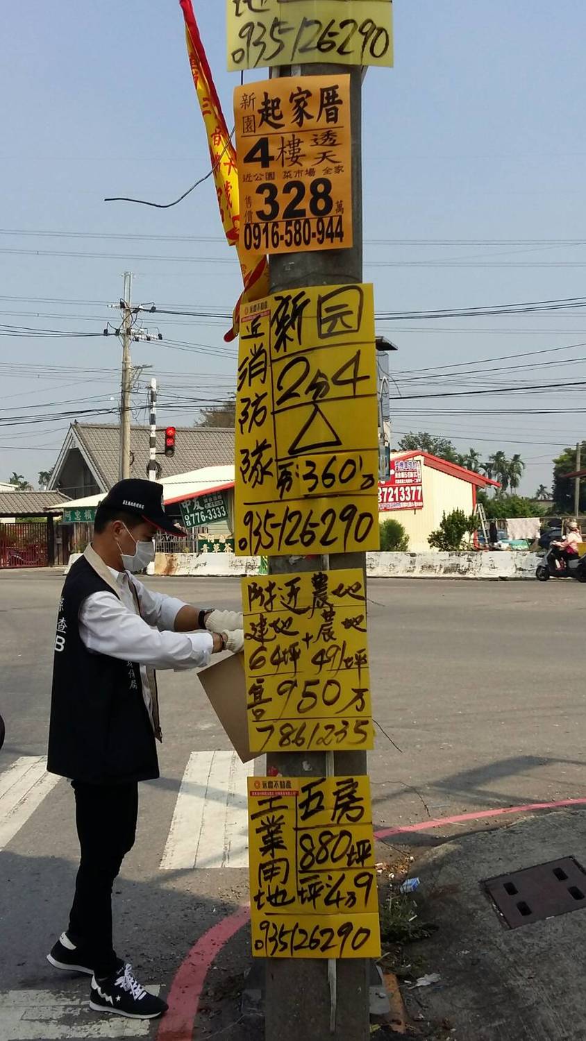 為了還給大家乾淨的市容，屏東縣環保局強力取締拆除違規廣告，並且連續告發、處分數百件違規案例，環保局從台27線屏東市轄境起，沿萬丹鄉、新園鄉迄東港鎮止，一日之內拆除廣告物路段來回長達50公里，連日來統計總共拆除大約3000張違規廣告物，保護用路人車視線及維護市容。 圖：屏東縣政府提供