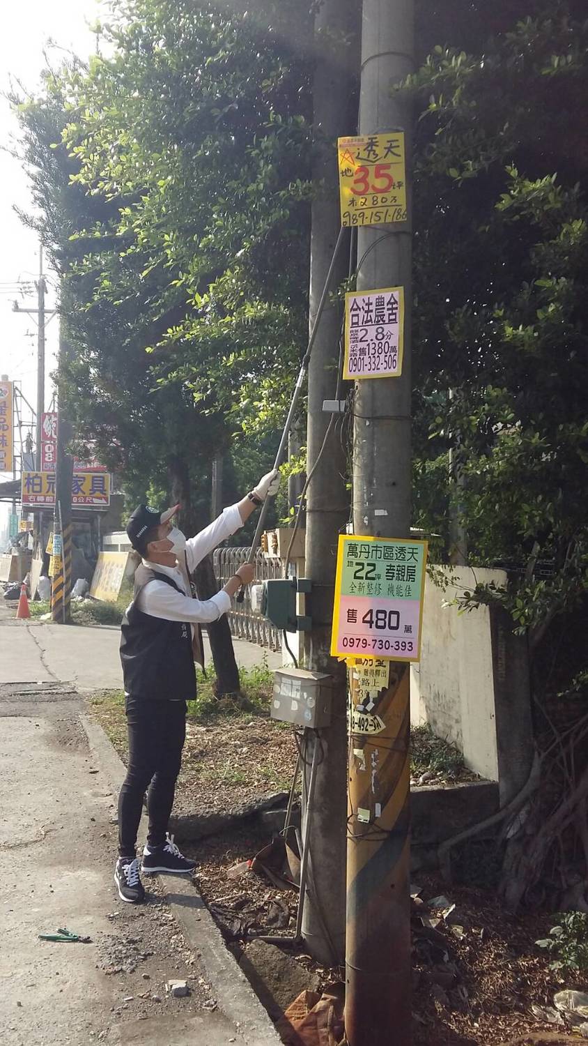 廣告物沿路「逢柱必掛」情形眾多，預估告發處分罰鍰及停話之件數，將高達300件之多。 圖：屏東縣政府提供