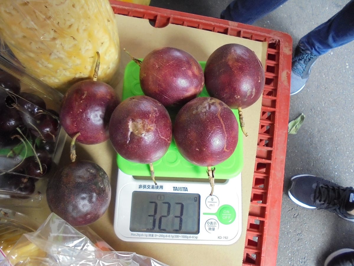 為了維護民眾食用生鮮蔬果之安全，台北市衛生局抽驗生鮮蔬果檢驗殘留農藥含量，10月共計抽驗78件蔬果產品，結果有4件不符合規定，不合格率達到5.1%。違反《食品安全衛生管理法》第15條第1項第5款之規定，可處新台幣6萬元以上2億元以下罰鍰。 圖：台北市衛生局/提供