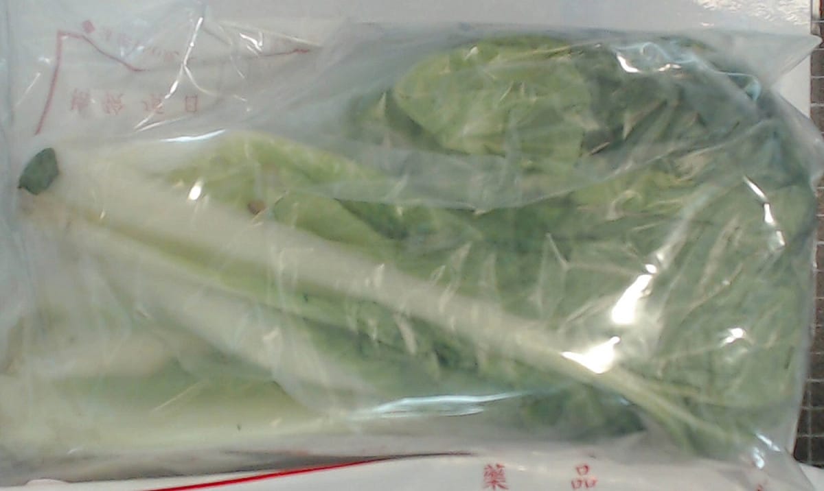 本次抽驗78件蔬果產品，檢驗結果2件「百香果」分別檢出2-4項殘留農藥不符規定；1件「蚵仔白」檢出2項殘留農藥不符規定；1件「台灣菜豆」檢出1項殘留農藥不符規定。 圖：台北市衛生局/提供