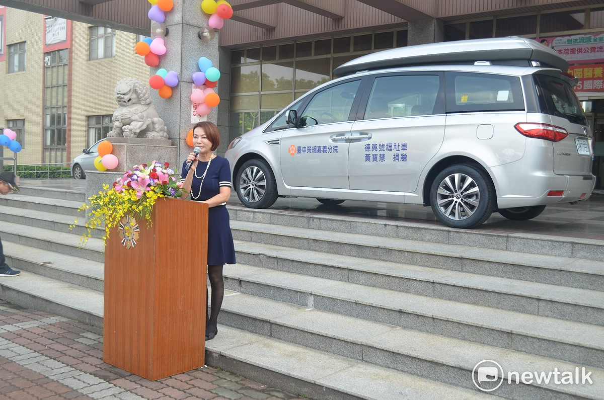 資深媒體人黃寶慧今天捐贈一輛福祉車給台中榮民總醫院嘉義分院。 圖 : 蔡坤龍/攝
