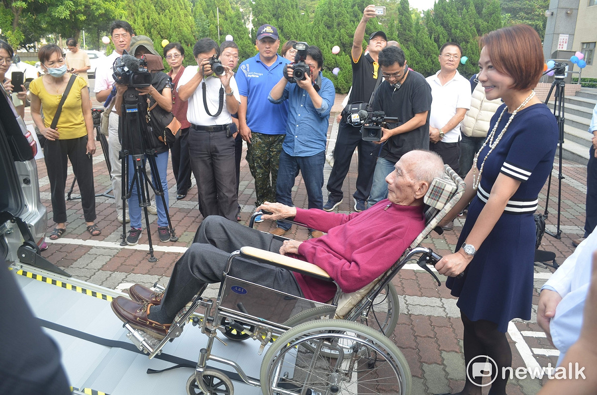 黃寶慧示範將父親推上新款的福祉車。 圖 : 蔡坤龍/攝