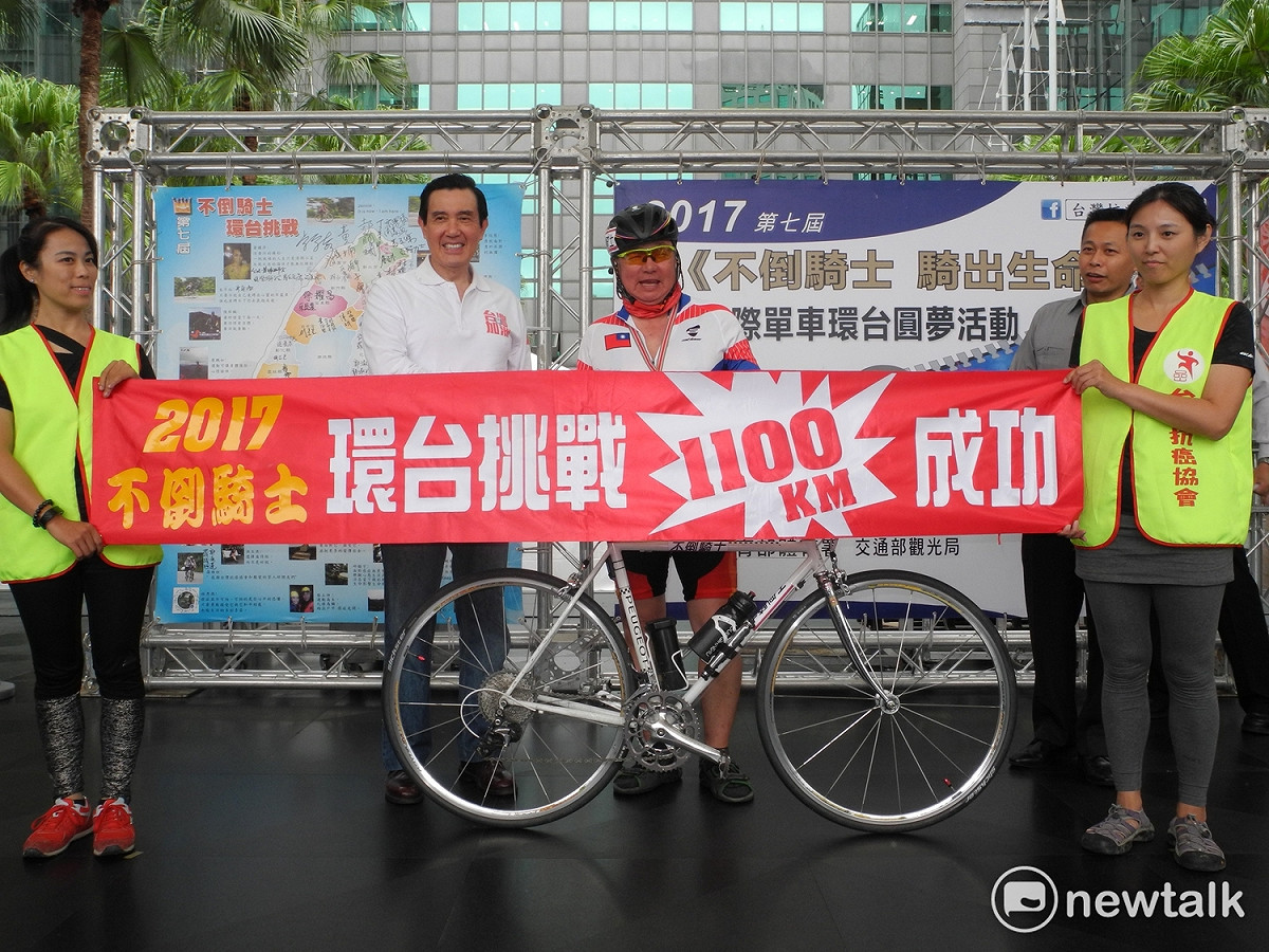 台灣抗癌協會46位癌友挑戰單車環台成功，前總統馬英九今天到新北市場迎接，與這批不倒騎士逐一合影。 圖：王峻昌/攝