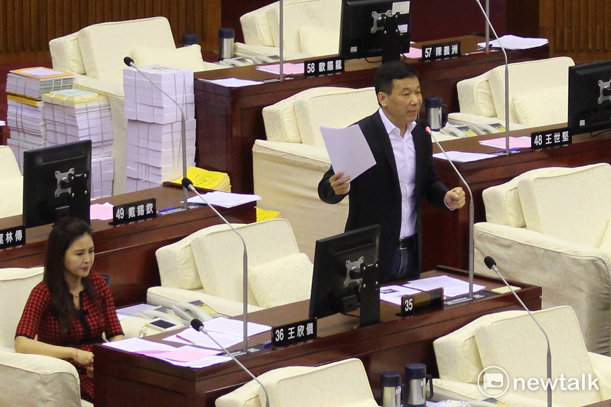 國民黨台北市議員鍾小平提議，拆除萬華龍山寺站的遮蔽物來解決街友問題。 圖：周煊惠 / 攝