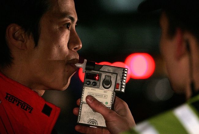 交通部今(17)日表示，近期有駕駛遇員警攔查酒駕，卻以臨時停車為理由將自己鎖在車內拒絕酒測，此案件法官竟判決9萬罰鍰免罰一案，交通部深表遺憾！並且呼籲社會大眾應支持修法嚴懲酒駕者。 圖 : 翻攝自impaired driveing網頁