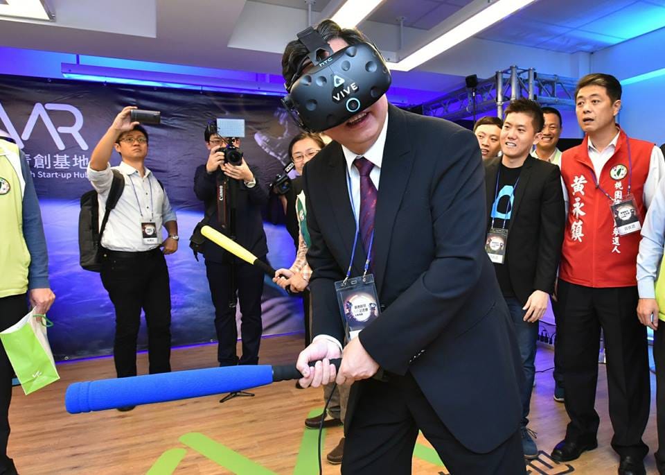 桃園市長鄭文燦在安東青創基地體驗VR棒球。 圖 : 翻攝自鄭文燦臉書