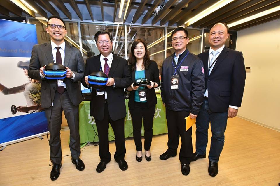 桃園市長鄭文燦在安東青創基地與VR青創團隊合影。 圖 : 翻攝自鄭文燦臉書