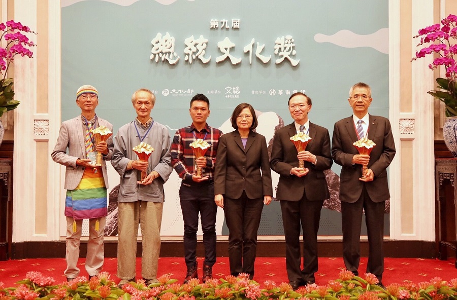 第九屆總統文化獎今（14）日於總統府舉辦授獎儀式，總統蔡英文（右3）與得獎者祁家威（左起）、黃永松、舒米恩、羅慧夫代領人陳昱瑞、周俊吉等大合照。 圖：中華文化總會提供