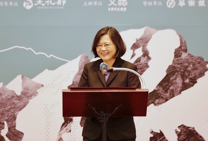 蔡英文表示，5位得獎者是帶動台灣社會不斷向前邁進的動力。 圖：中華文化總會/提供