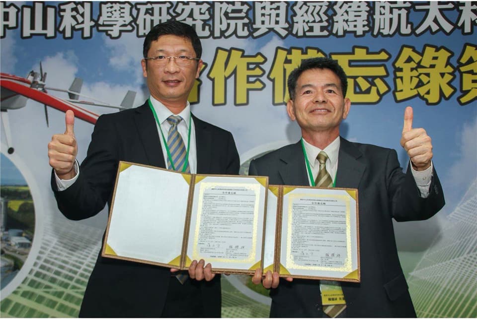 經緯航太董事長羅正方（左）與中山科學院化學所賴耀祥所長（右）。 圖：經緯航太提供