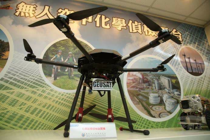 結合經緯航太的智慧無人機與中科院的先進電子鼻感測器，雙方共同聯手發展「無人空中化學偵檢平台」。 圖：經緯航太提供