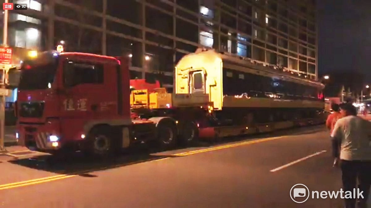 日本贈我兩節世界最早的臥舖電車，昨天深夜運抵台北機廠。 圖:翻拍網路
