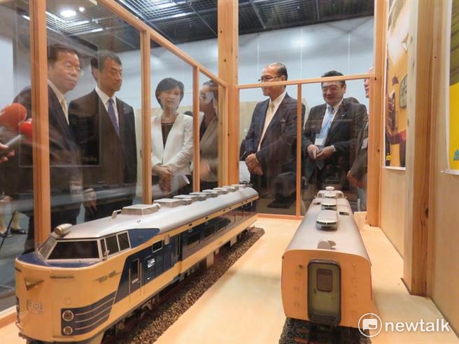 日本JR東日本旅客鐵道公司決定捐贈台灣列車後，今年8月1日文化部長鄭麗君親赴日本和駐日代表謝長廷出席臺日鐵道捐贈儀式。 圖:文化部／提供