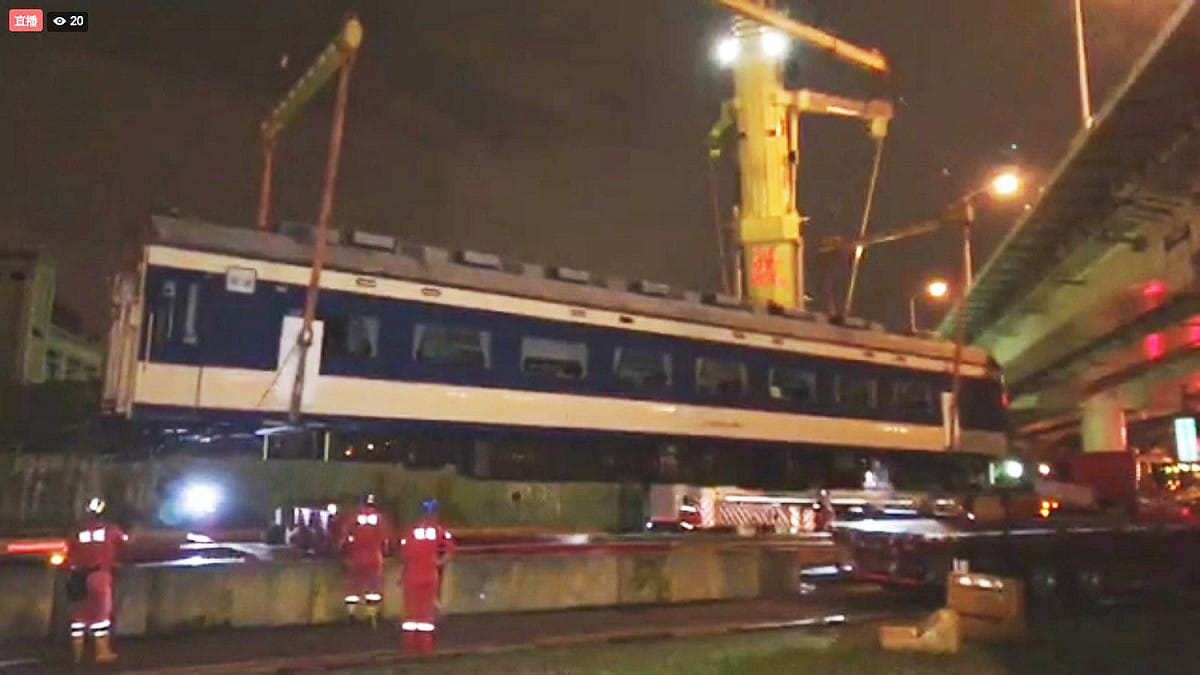 583系列車，昨天深夜運抵台北機廠，後由吊車協助進駐。 圖:翻拍網路