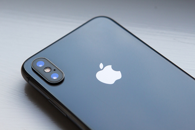 收購關鍵技術後，iPhone背面的相機突起可望消失。 圖：Flickr/William Hook CC BY 2.0