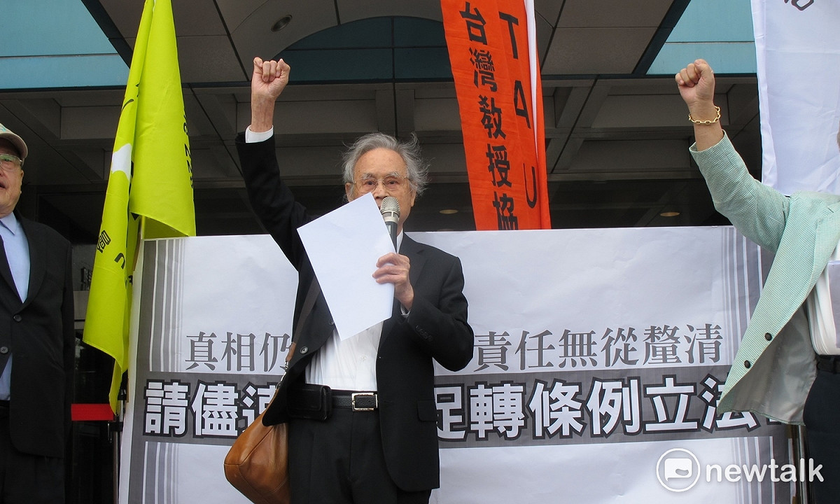 台灣戒嚴時期政治受難者關懷協會榮譽理事長蔡寬裕15日與政治難友在民進黨中央黨部前呼口號希望趕快通過促轉條例。 圖：新頭殼資料照片