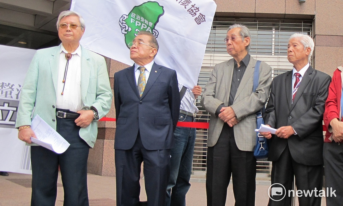 老政治犯劉辰旦、陳中統、蔡焜霖、楊國宇15日出席民進黨部前的記者會活動。 圖：林朝億/攝影
