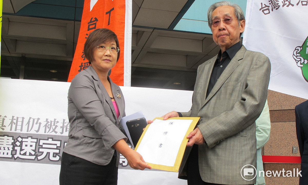 民進黨副秘書長徐佳青15日從蔡焜霖手中拿下陳情書。 圖：林朝億/攝影