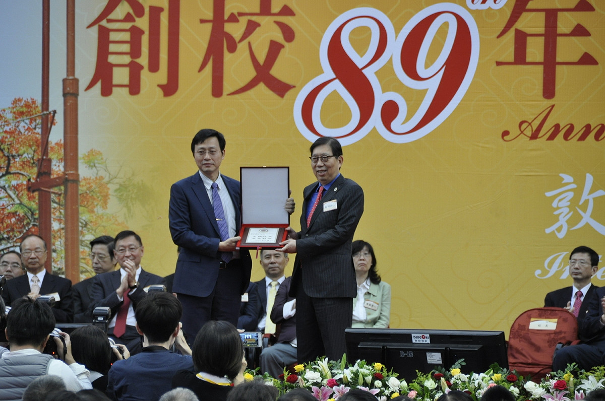 富邦金集團董事長蔡明興(右)，今（15）日獲台大傑出校友榮譽；他身兼台大校長遴選委員並認為台大必須走向國際化。 圖：陳香蘭／攝