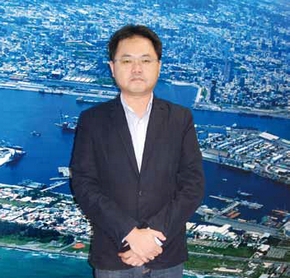 5名高雄市民進黨籍市議員今 (15) 日聲援因協助慶富造船而下台王端仁。 圖 : 翻攝自richmarch.com