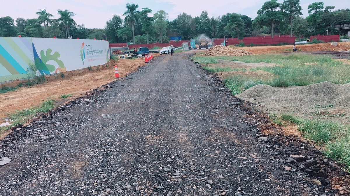 花博后里展區景觀基礎工程─車行路徑鋪設級配。 圖：台中市政府建設局／提供