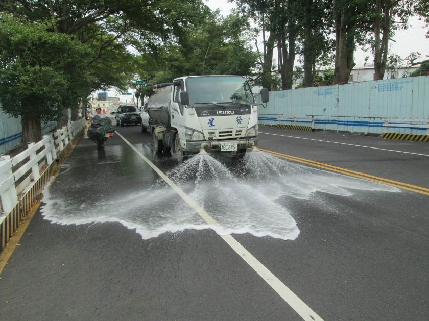 14期市地重劃工程─四平路水車清洗作業中。 圖：台中市政府建設局／提供