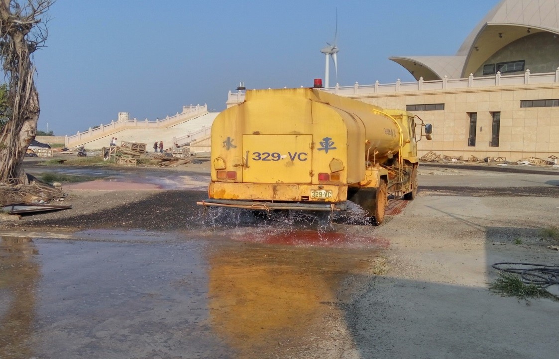 大安濱海樂園開發興建工程─裸露土方加覆防塵網及加強工地現場灑水。 圖：台中市政府建設局／提供