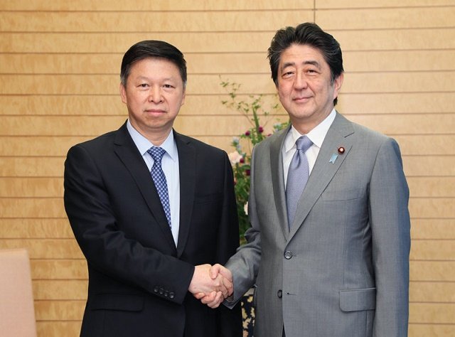 中共中聯部長宋濤正 (左)以總書記習近平特使身分訪問北韓，但他17日抵達平壤後，直到18 日仍未見到北韓最高領導人金正恩。 圖：翻攝自宋濤twitter
