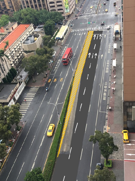 懸宕了好一陣子的忠孝東路的公車專用道今天終於開拆了!台北市忠孝東路公車專用道（天津至林森段），於今天上午9時進行拆除工程，預計拆除工程將在明(19)日6時拆除完畢，目前內側兩車道因施工封閉，用路人配合提前改道，並利用市民大道及信義路等替代道路行駛。圖為完工後示意圖。 圖：台北市政府工務局新工處 / 提供