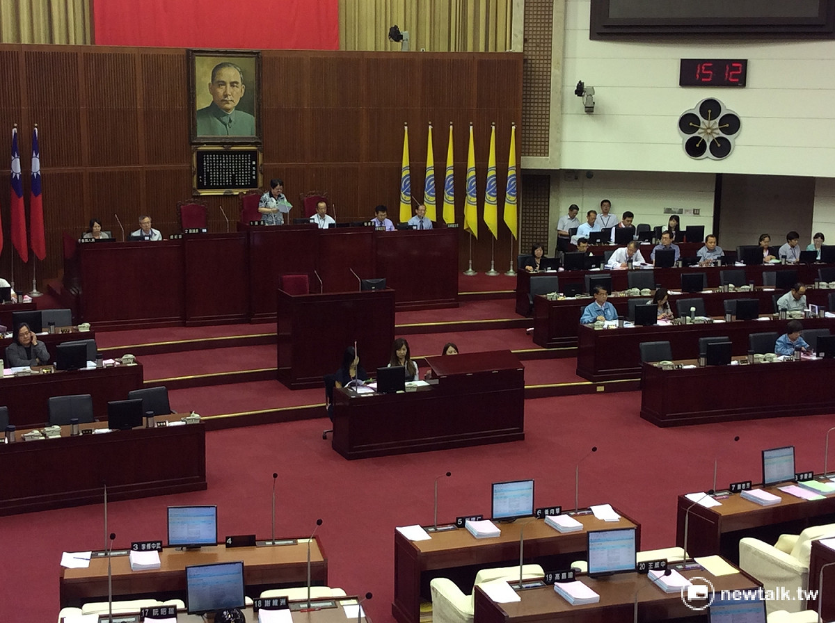 台北市長柯文哲昨首度中斷市政總質詢，議長吳碧珠今日說重話，「你（指柯）不可以全省鬥透透，還來鬥議會！」 圖：新頭殼資料照