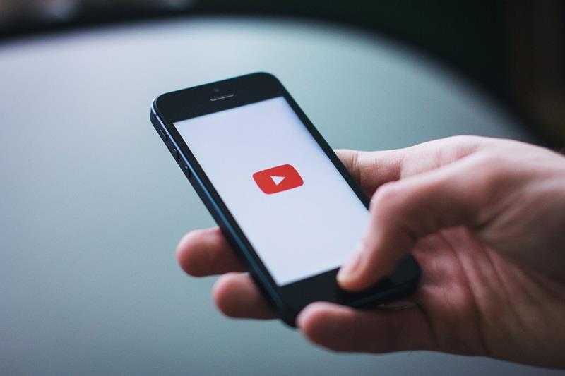 用戶抱怨YouTube耗電，YouTube社群小編在推特上除了感謝用戶回報相關疑問，也表示YouTube正致力修復此問題，請用戶耐心等候。 圖 : 取自Pixabay圖庫