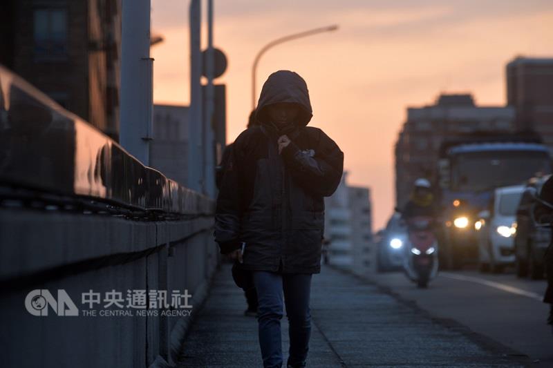 中央氣象局提醒，18日東北季風南下，從清晨開始氣溫溜滑梯，北部白天高溫僅剩20、21度，入夜到19日清晨低溫只剩15度，兩天溫差超過10度以上。 圖 : 中央社