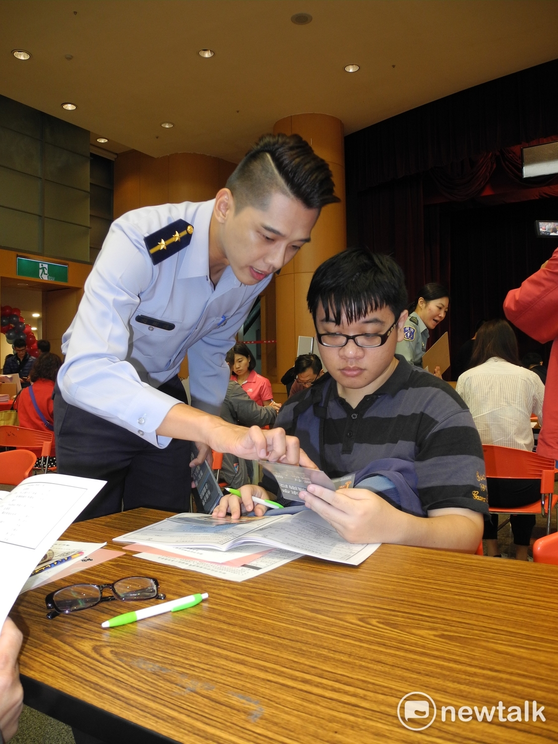 新北市聯合徵才活動，還有國軍人才招募中心趁機到場募兵。 圖：王峻昌/攝（資料照片）