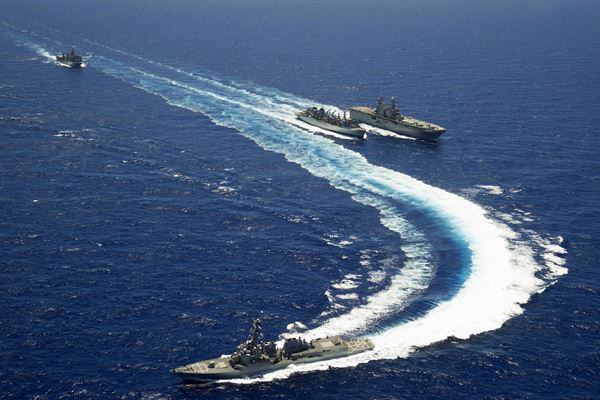 美國導彈驅逐艦「USS Spruance」、兩棲攻擊艦USS Peleliu等，參加環太平洋軍事演習，圖為2014年演習。 圖：翻攝美國防部/Dustin Knight