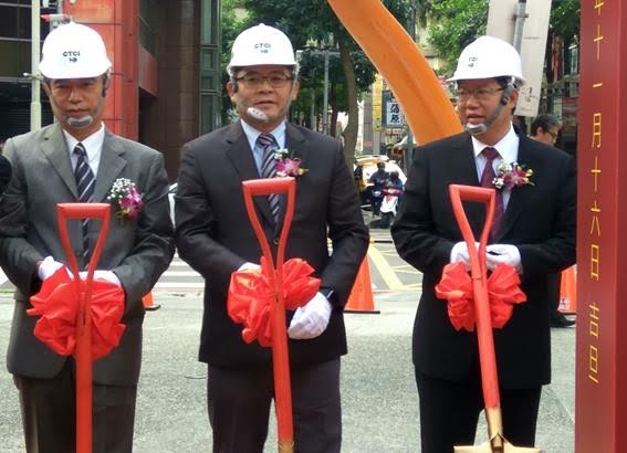由左至右為內政部營建署副主任於望聖、內政部次長花敬群、桃園市長鄭文燦，他們今（16）天皆出席開工動土的中壢污水BOT案 圖：內政部／提供