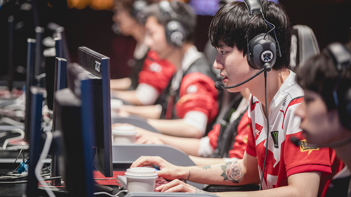 WE的AD選手Mystic身上有許多刺青。 圖：翻攝自 LoL Esports Photos flickr