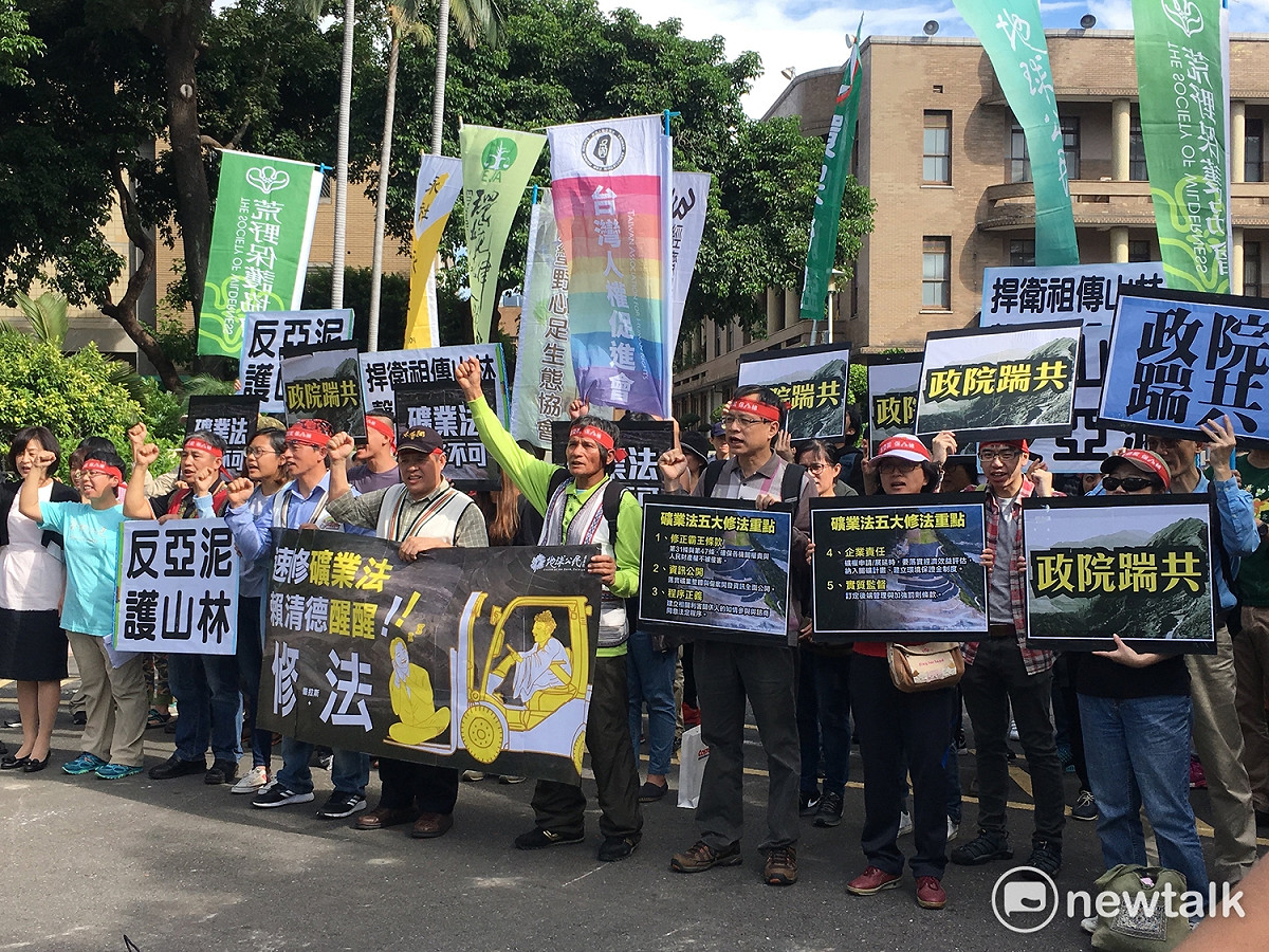 亞洲水泥於花蓮新城礦場展延期限將於22日到期，「反亞泥還我土地自救會」以及太魯閣族人今（15）日到行政院前抗議，要求院長賴清提出修法時程、撤銷違法展延。 圖：黃韋銓/攝