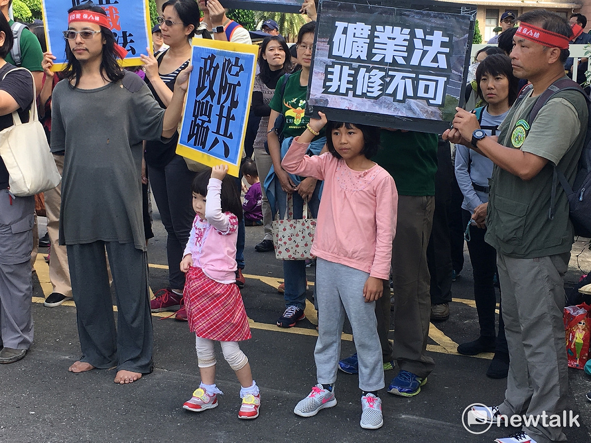 太魯閣族小朋友拿著標語。 圖：黃韋銓/攝