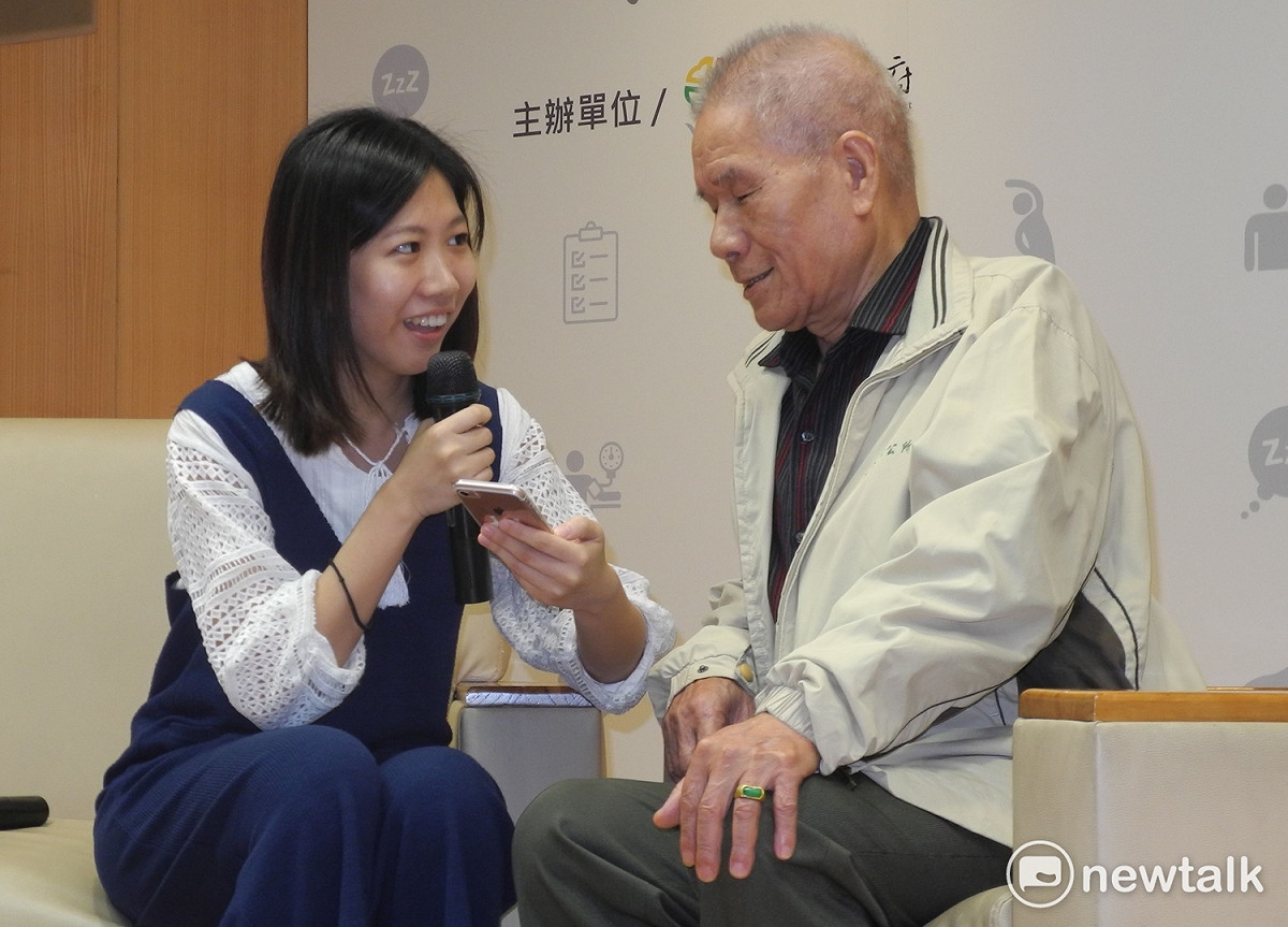 新北動健康APP 2.0發表記者會，邀請長輩體驗使用的便利及友善。 圖：王峻昌/攝