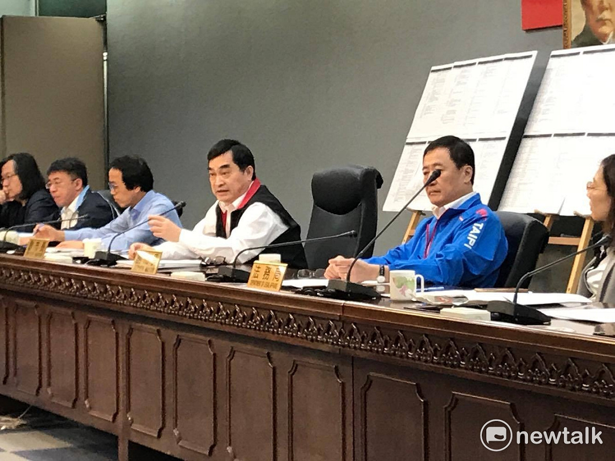 台北市政府三位副市長陳景峻、鄧家基、林欽榮（圖右到左）今日召開記者會公布市府針對大巨蛋案每次會議資料。 圖：新頭殼資料照
