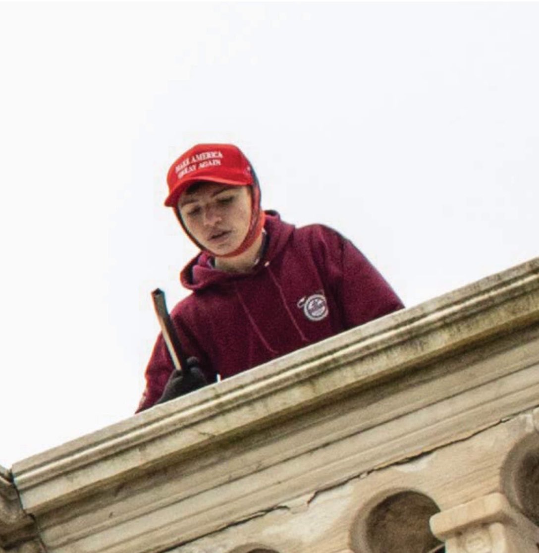 曾因參與 2021 年 1 月 6 日美國國會山莊暴動事件而被定罪的伊萊亞斯．伊里扎里（Elias Irizarry），近期被任命進入美國國防部特種作戰與低強度衝突辦公室任職。 圖:翻攝自X帳號@RpsAgainstTrump
